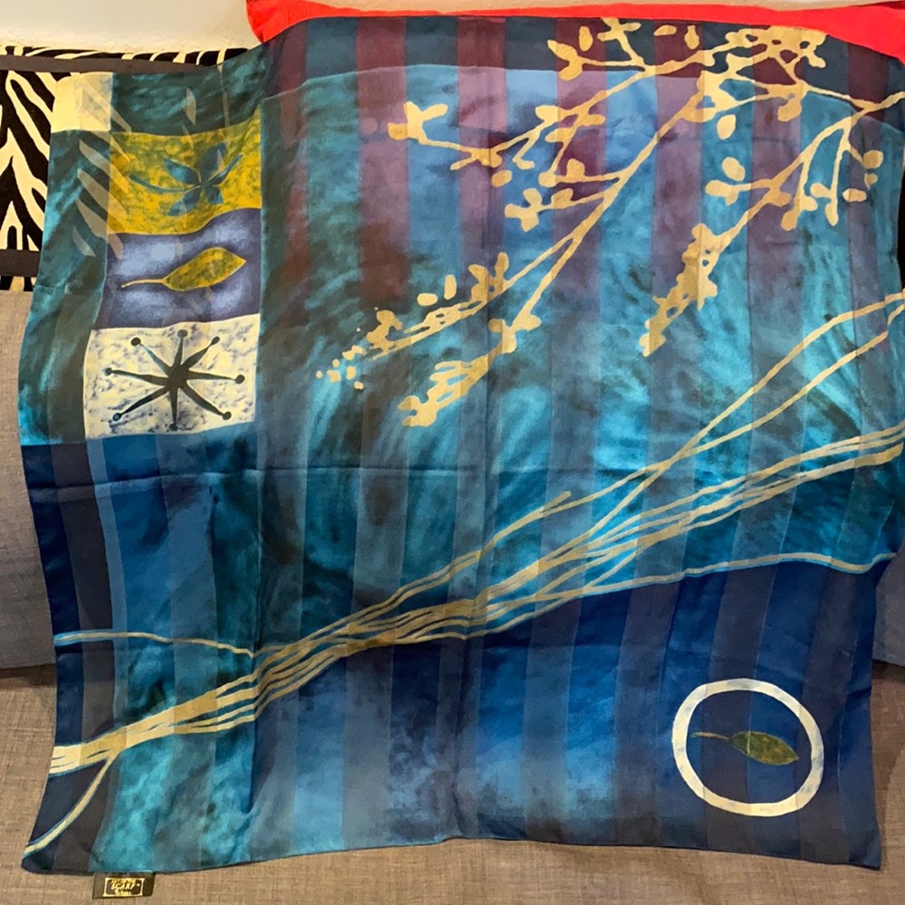 Stylishly elegant blue patterned square scarf